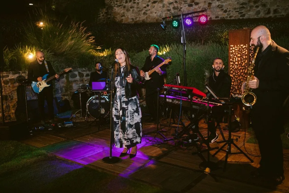 Valentina Costa e la Tabù band si esibiscono presso la struttura per matrimoni Tenuta delle Grazie in Acconia di Curinga · foto 3