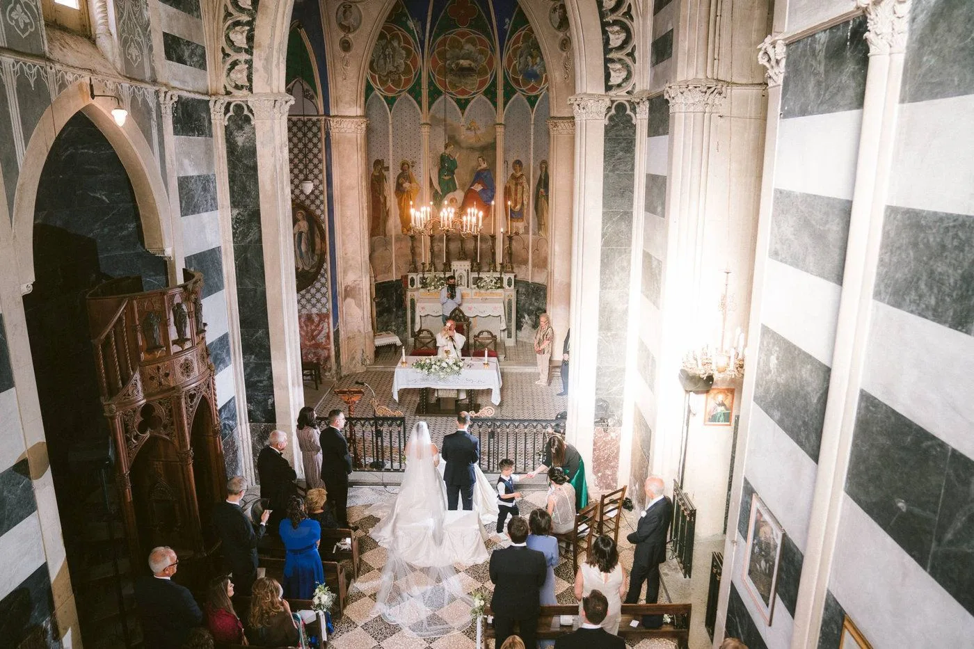 Una coppia di sposi riceve la comunione presso la Chiesa Santissima Annunziata a Lago (CS) · foto 16