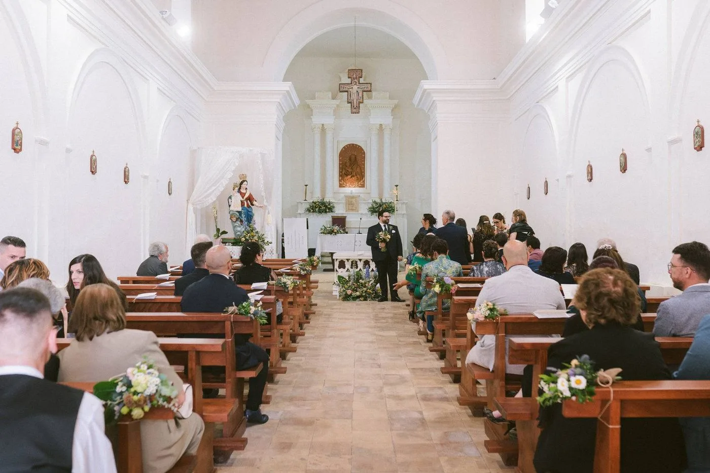 Uno sposo attende la sua sposa all'interno della Chiesa delle Grazie di Acconia di Curinga · foto 6