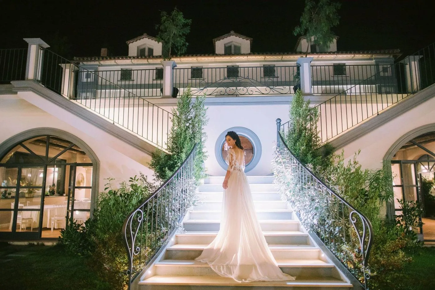 Una sposa posa sulla scalinata principale di Villa Chorisia — Caraffa di Catanzaro · CZ · Calabria · foto 5