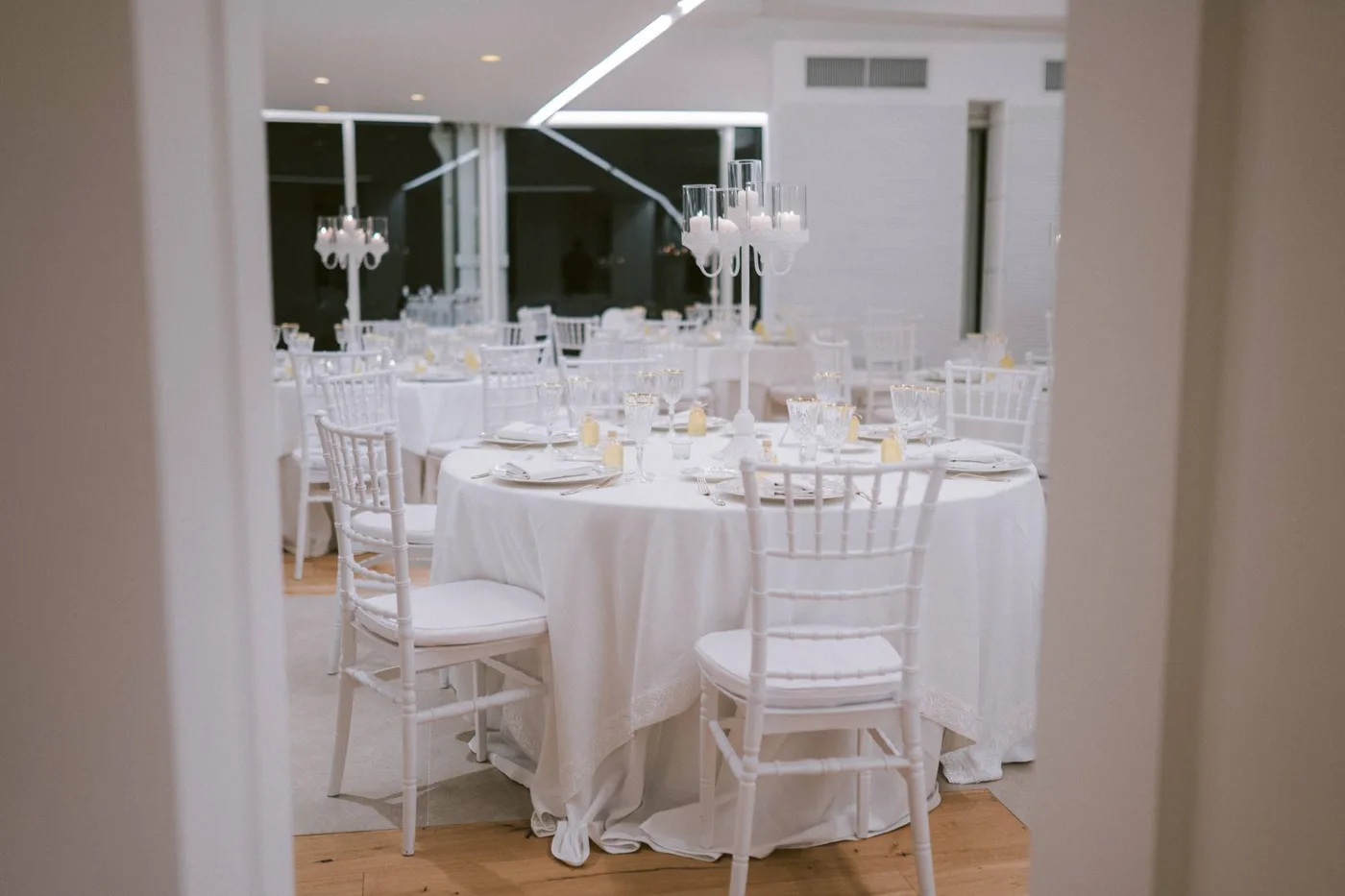 L'allestimento di un tavolo all'interno della sala principale di Tenuta Klope' · foto 1