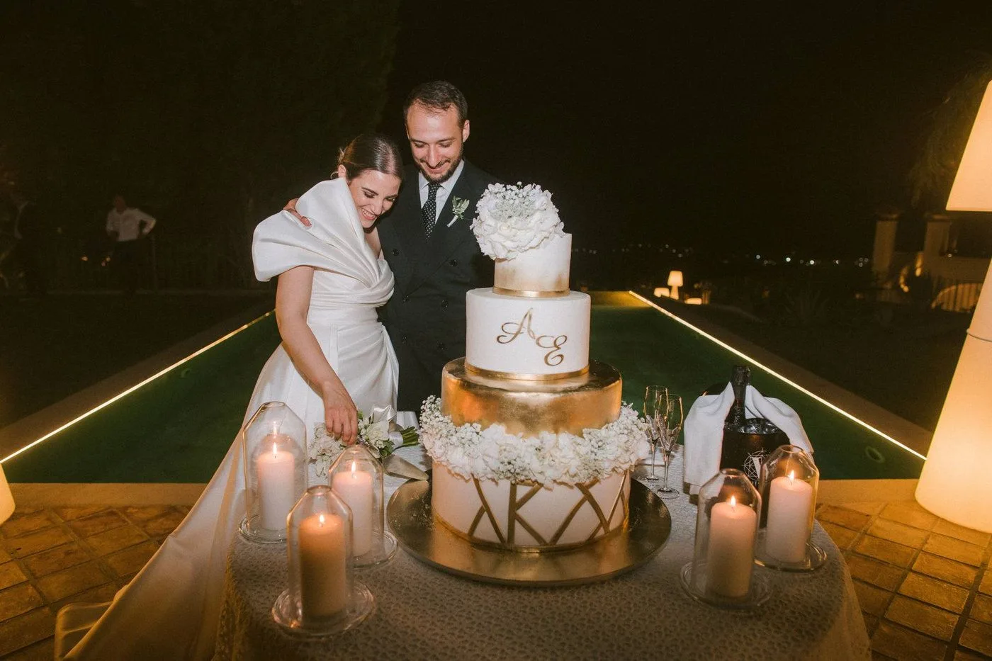 Una coppia di sposi si accinge a tagliare la torta a Tenuta Klope' · foto 9