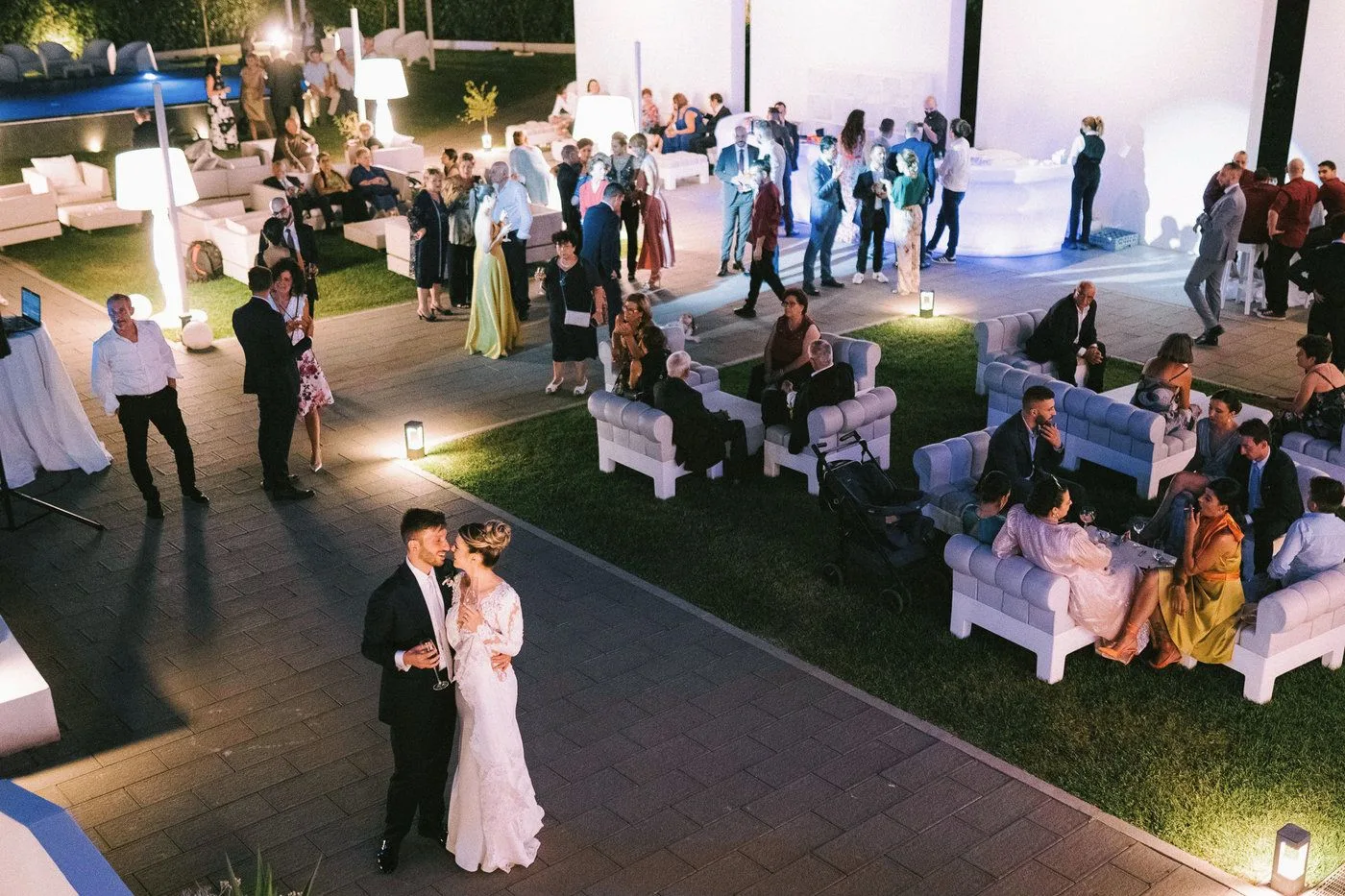 Una coppia di sposi nel giardino di Villa Etesia a Catanzaro — Catanzaro · CZ · Calabria · foto 4