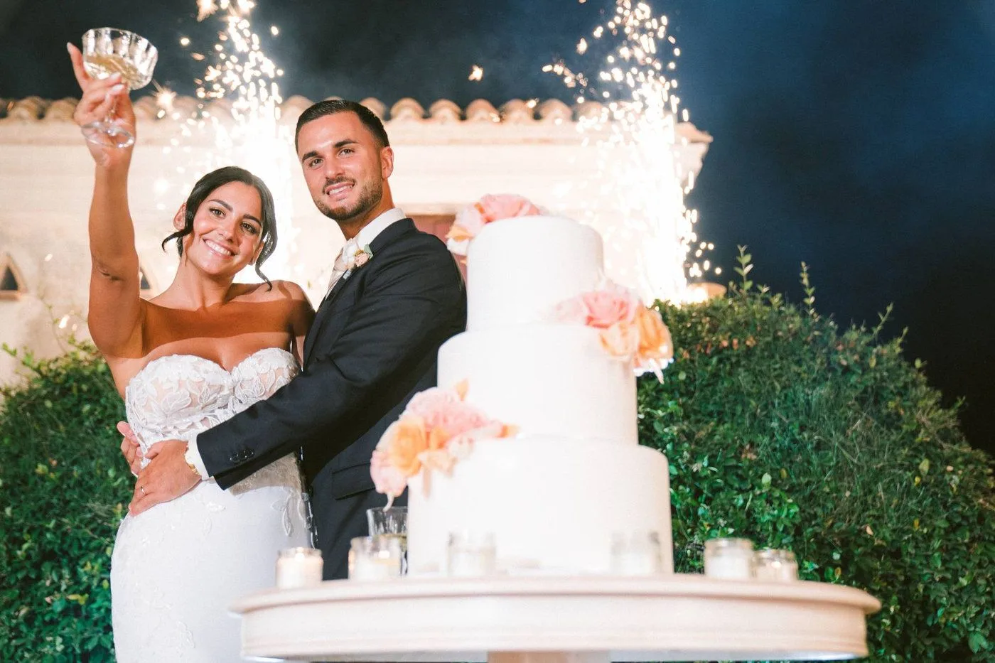 Una coppia di sposi brinda al taglio della torta davanti ai propri ospiti a Borgo Saverona — Cirò Marina · KR · Calabria · foto 8