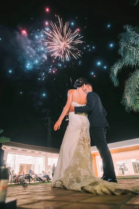Una coppia di sposi si bacia sotto i fuochi d'artificio di Tenuta Klope' · foto 8