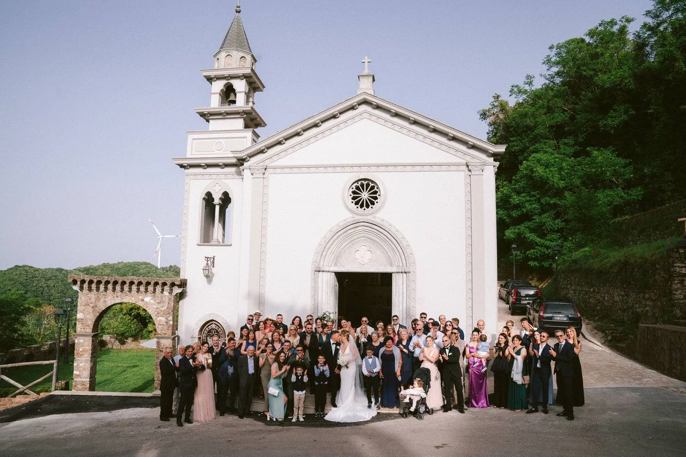 Tutti gli invitati ad un matrimonio, posano insieme agli sposi sul sagrato dell'Eremo della Madonna del Carmine, San Pietro a Maida · foto 12