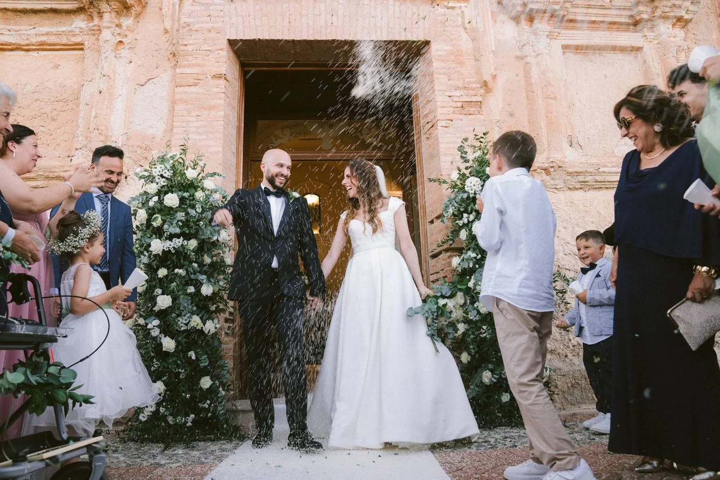 Una coppia di sposi esce felicemente dalla Chiesa di Santa Ruba a Vibo Valentia · foto 9