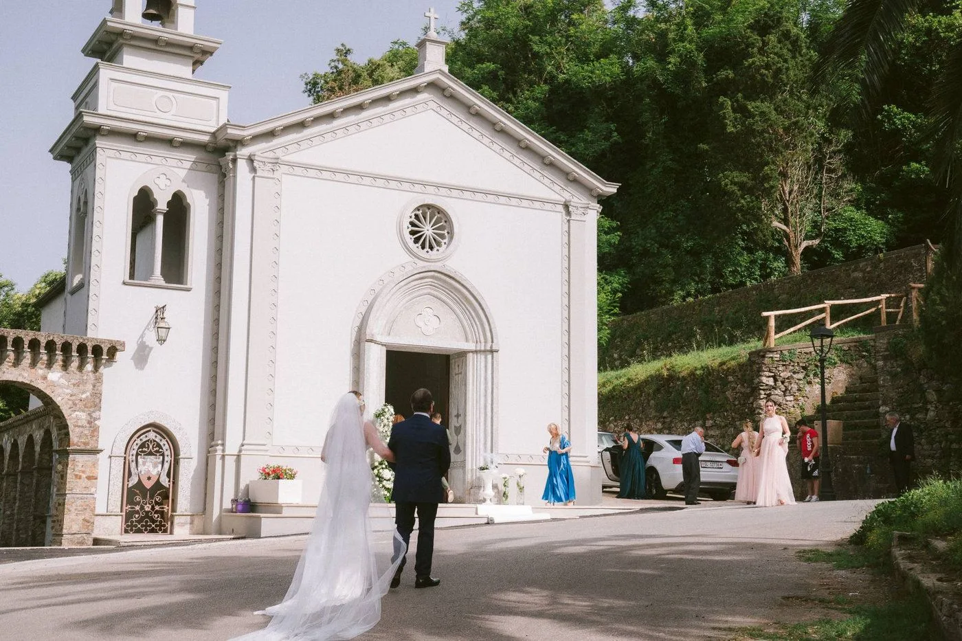 La sposa, accompagnata dal proprio padre, raggiunge l'Eremo della Madonna del Carmine, San Pietro a Maida per il proprio matrimonio · foto 10