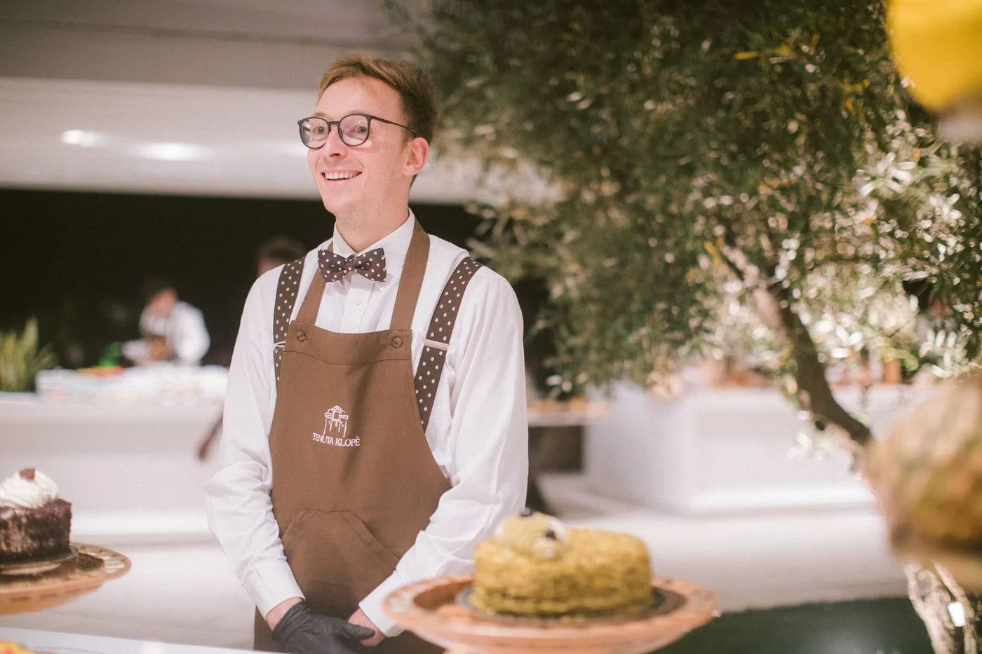 Un cameriere di Tenuta Klope' sorride durante il buffet dei dolci · foto 6