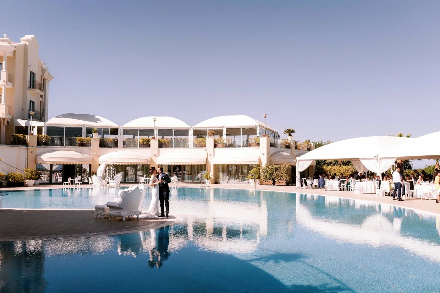 I matrimoni al Grand Hotel Balestrieri possono godere di diverse zone, una di queste è la sua bellissima piscina · foto 4
